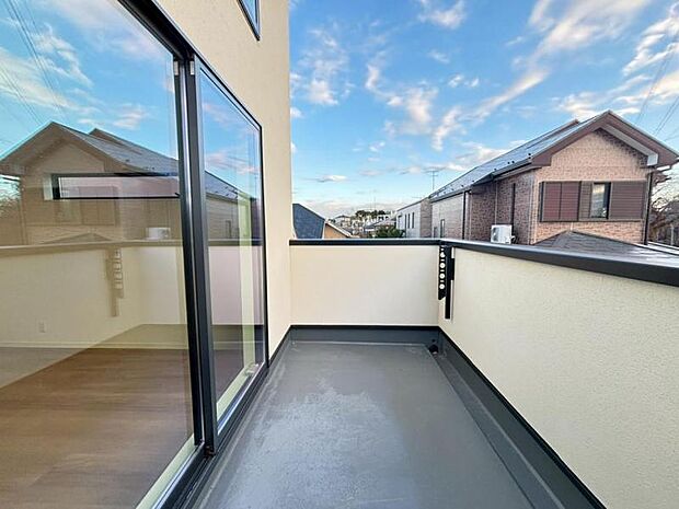 開放感のある眺望。陽光、風通しのよいワイドバルコニー。お洗濯物も乾かしやすいですね。