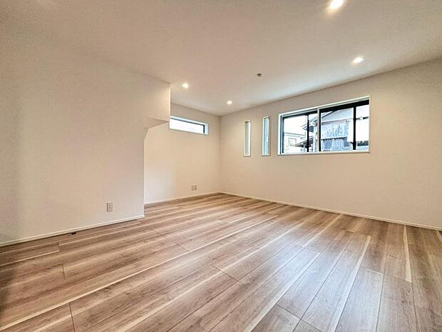 大きなソファを置いてゆったりとご生活頂けるリビング。家族が集まる場所だからこそゆったりとした空間を実現しています。