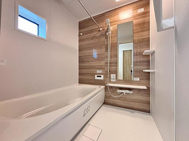 1日の疲れを癒してくれる広々とした浴室は癒しの空間。雨のお洗濯に威力を発揮する「浴室換気乾燥機」完備。（2025.9.28撮影）