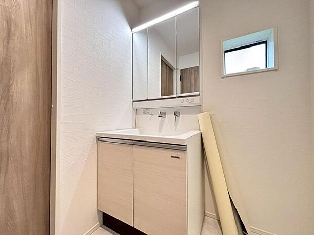 清潔感と機能性を備え、一日の始まりと終わりを心地よく演出してくれるパウダールームです。