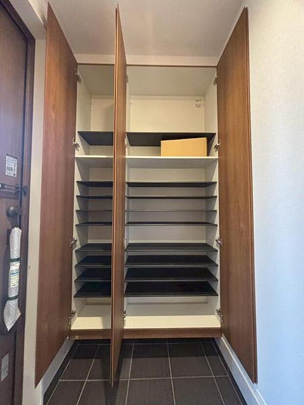 清潔感のある空間を保てるよう、収納スペースを広く設けていますので、玄関をスッキリ綺麗な空間に纏めます。（2025.10.17撮影）