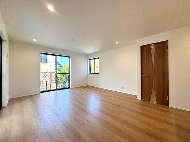 光と風があふれる開放的なリビングダイニングには、自然と家族みんなが集まってきます。（2025.10.17撮影）