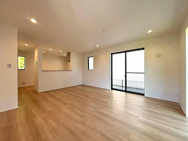 ゆったり17帖の広々リビング。明るさと風が入る窓配置が安らげる空間を演出します。（2025.10.17撮影）