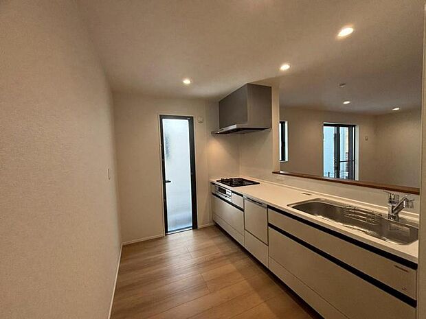 広々としたキッチンスペース。食洗機と浄水器が付き、収納力のあるキッチンは料理が捗ります。（2025.10.17撮影）