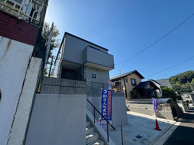 ご両親や友人・知人が訪ねてきても大丈夫。駐車スペース2台分（車種による）を確保してあります。（2025.10.17撮影）