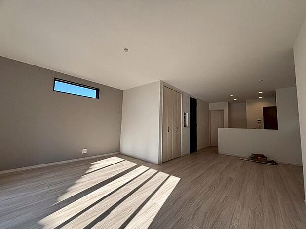 ゆったり20.7帖の広々リビング。明るさと風が入る窓配置が安らげる空間を演出します。(2025.11.30撮影)