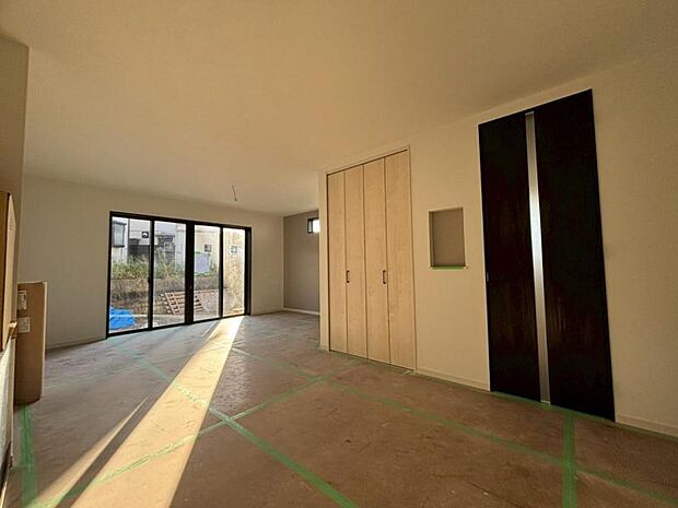 光と風があふれる開放的なリビングダイニングには、自然と家族みんなが集まってきます。(2025.11.30撮影)