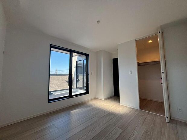 大きな窓からたっぷりと陽光が注がれる明るい空間。日々の疲れを癒してくれる主寝室。(2025.11.30撮影)