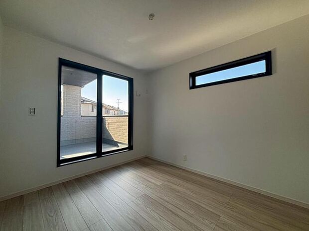 窓からたっぷりと陽光が注がれる、明るく快適なプライベート空間となっています。(2025.11.30撮影)