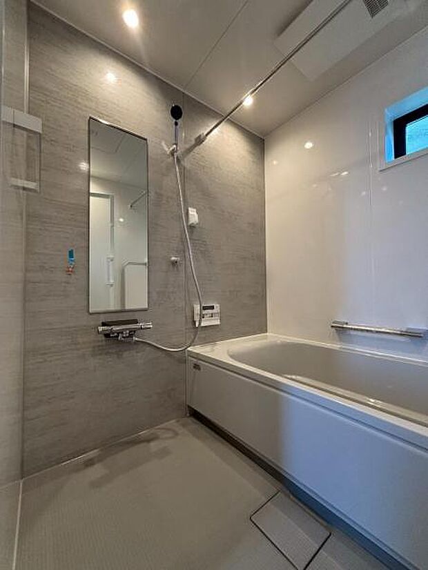 美しいツヤとなめらかな肌ざわり。水や汚れをはじき汚れにくくお掃除ラクラクの浴槽です。シャワーヘッドの位置が変えられるので使い勝手がとても良いです。(2025.11.30撮影)