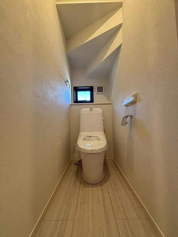 ウォシュレット付きのトイレ。落ち着いた空間で安らぎのひとときをお過ごしいただけます。(2025.11.30撮影)