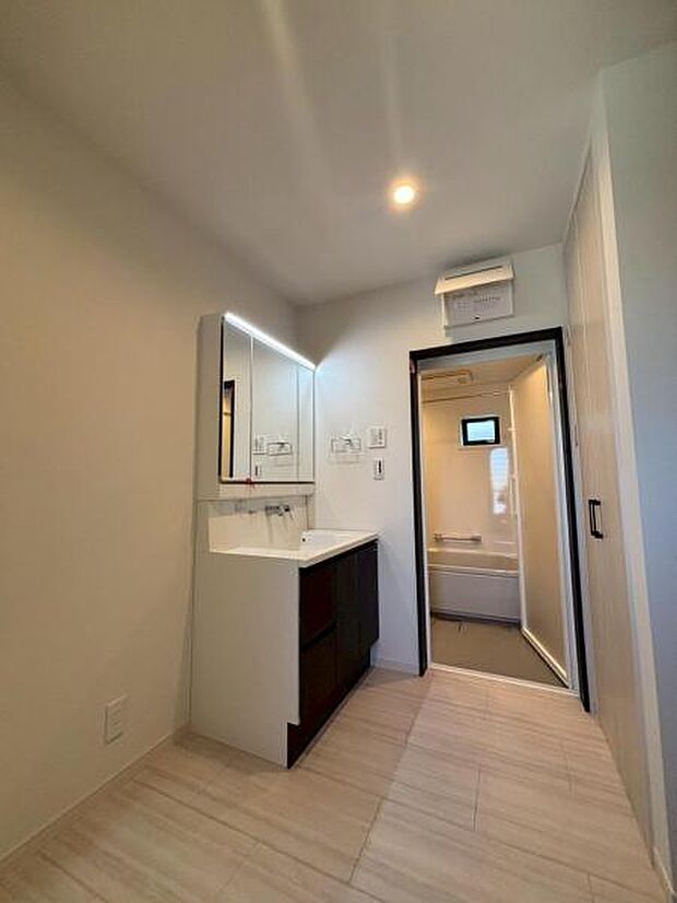 一日の始まりと終わりは洗面化粧台から。清潔感と機能性を備えたパウダールームです。(2025.11.30撮影)