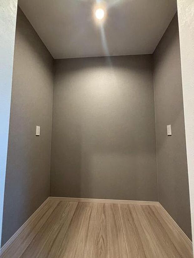 パントリーは、キッチンに隣接して設けられる収納スペース。 食品や飲料のほか、日常使う頻度の少ない調理器具や什器類をストックできます。(2025.11.30撮影)