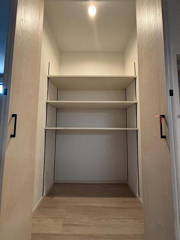 空間を効率的に利用し可動棚の収納スペースを設置。多目的にお使いいただける便利な空間です。(2025.11.30撮影)