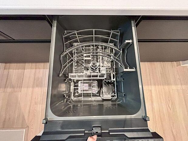 食器洗浄乾燥機　食器の後片付けに便利な食器洗浄乾燥機を標準装備。ビルトインタイプなので見た目もスッキリ、特に共働き世帯のご家族には必須品です。