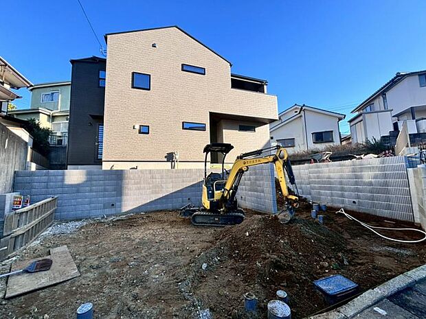 ご両親や友人・知人が訪ねてきても大丈夫。駐車スペース2台分（車種による）を確保してあります。