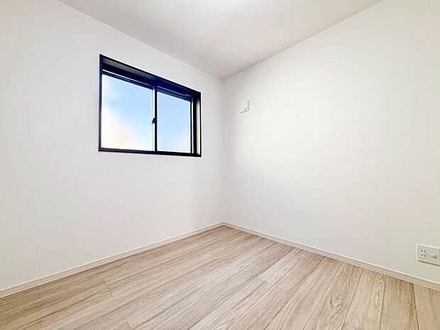 洋室4.5帖　家族個々の安らぎの空間。誰もが好みで飾れるシンプルな室内に仕上げてあります。