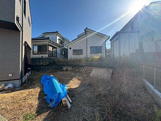 広いお庭で植栽やガーデニングなど、いろいろとお楽しみ頂けます。(2025.11.30撮影)