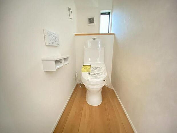 ウォシュレット付きのトイレ。落ち着いた空間で安らぎのひとときをお過ごしいただけます。（2026.1.26撮影）