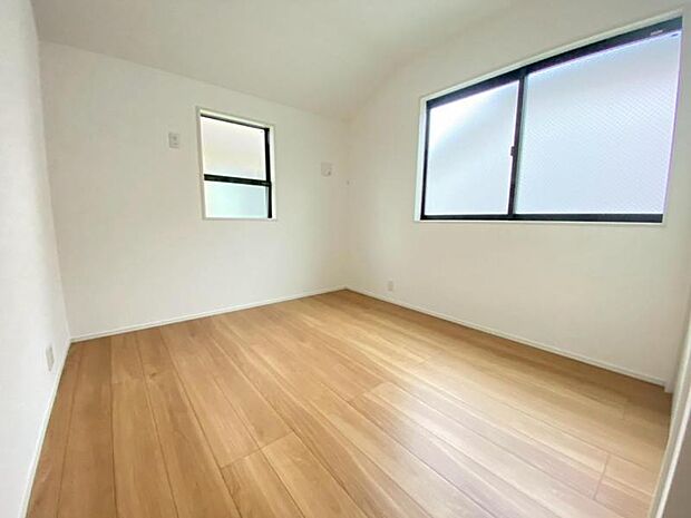 洋室5.4帖　家族個々の安らぎの空間。誰もが好みで飾れるシンプルな室内に仕上げてあります。（2026.1.26撮影）