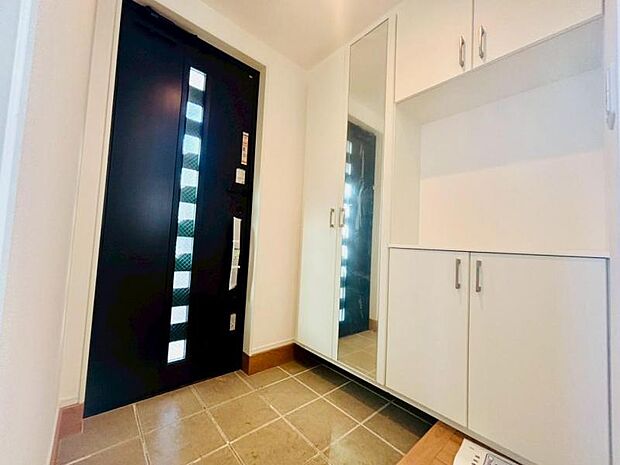 シューズボックスについている鏡は靴を履いた全身を写せるので外出時の最終チェックに最適です。