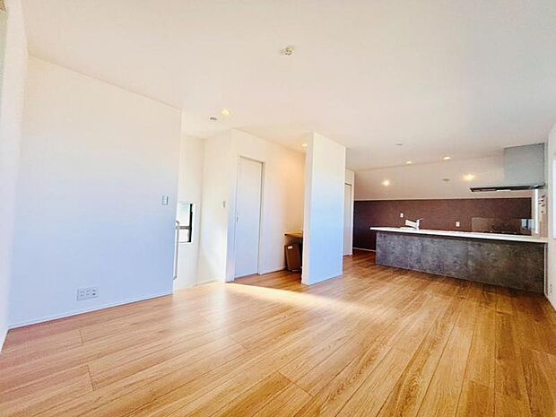 LDK17.8帖 くつろげるリビングは話に夢中になりすぎて、ついつい時間を忘れてしまう。そんな束の間の幸せを感じさせてくれる場所です。