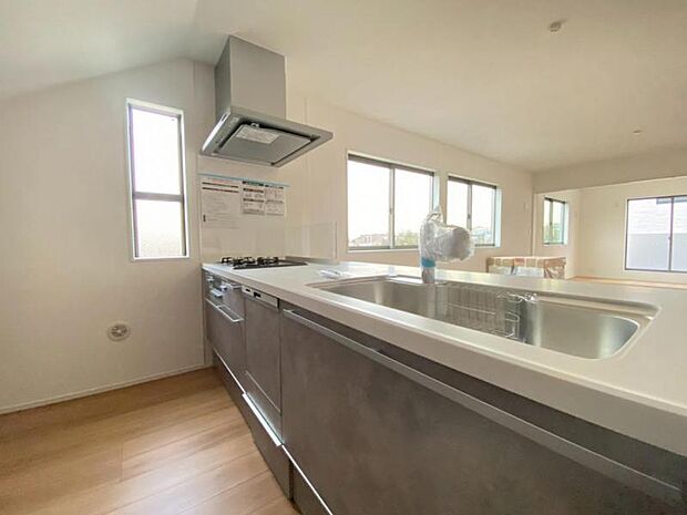 リビング全体が見渡せる対面式システムキッチン。食事の用意をしながら家族との会話も弾み笑顔溢れる空間です。（2026.1.26撮影）