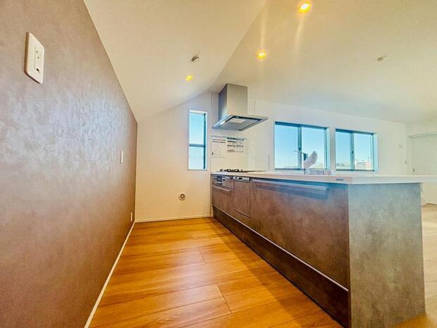 リビング全体が見渡せる対面式システムキッチン。食事の用意をしながら家族との会話も弾み笑顔溢れる空間です。