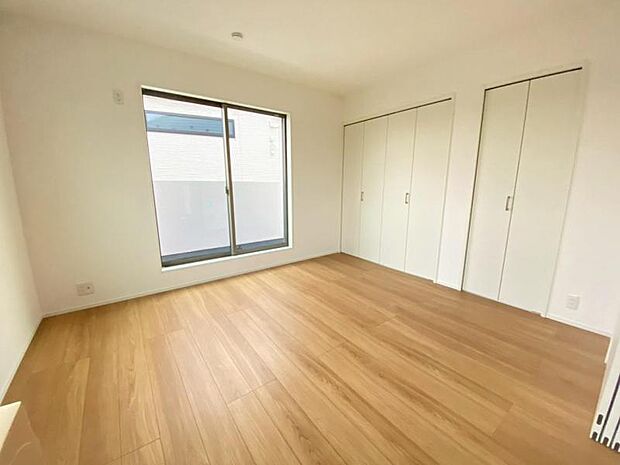 洋室7.0帖　大きな窓からたっぷりと陽光が注がれる明るい空間。日々の疲れを癒してくれる主寝室。（2026.1.26撮影）