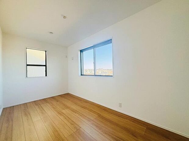 家族個々の安らぎの空間。誰もが好みで飾れるシンプルな室内に仕上げてあります。