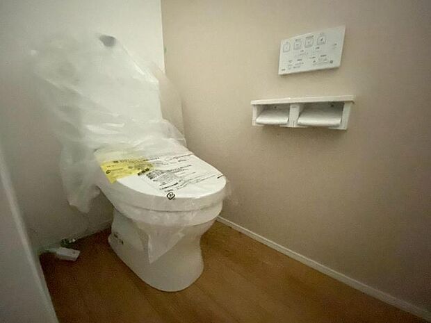 ウォシュレット付きのトイレ。落ち着いた空間で安らぎのひとときをお過ごしいただけます。（2026.1.26撮影）