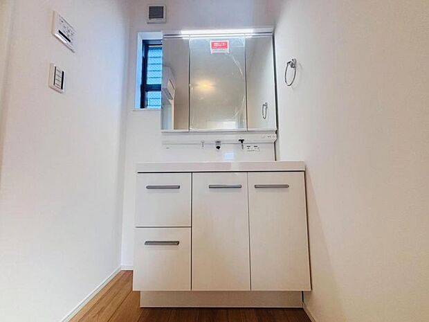 三面鏡の付いた洗面化粧台は、鏡面裏側にも機能的な収納を配置。普段使いの洗面小物やスキンケア用品などが衛生的に保管できます。