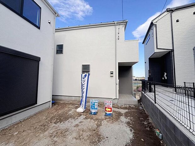 街に溶けこみ美しい景観を生み出すこの邸宅は、採光や風通しまで考え抜いて造りあげました。