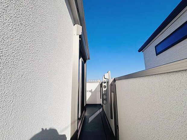 陽の光に照らされるバルコニーを、爽やかな涼風が吹き抜けていきます。