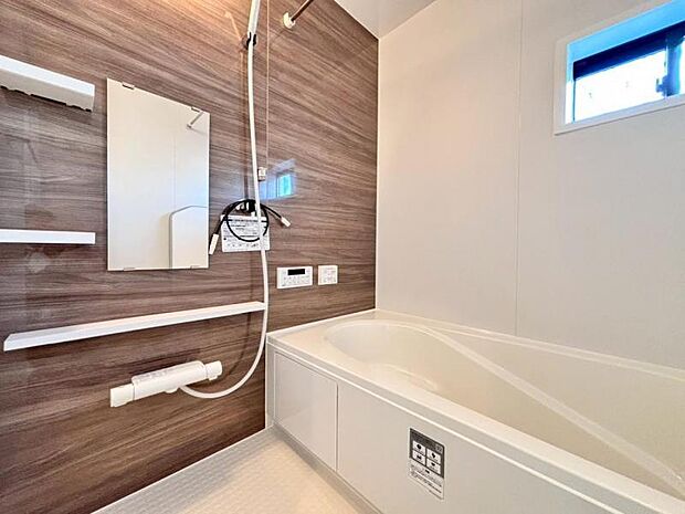 清潔感と和らぎあるカラーで統一し、ゆったりお使い頂ける柔らかな曲線で構成された、半身浴も楽しめるバスタブが心地よさをもたらします。