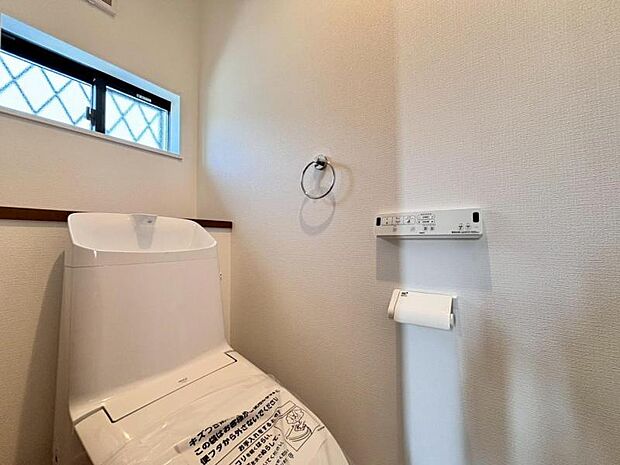 ウォシュレット付きのトイレ。落ち着いた空間で安らぎのひとときをお過ごしいただけます。