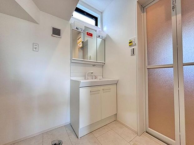 三面鏡の付いた洗面化粧台は、鏡面裏側にも機能的な収納を配置。普段使いの洗面小物やスキンケア用品などが衛生的に保管できます。