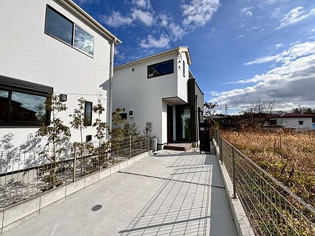 堂々たる趣ながら、主張し過ぎずどこか余裕を感じさせるフォルムで佇む邸宅は、晴天の空と照らし合わせる事で、本来あるべき完成形の姿を見せてくれます。