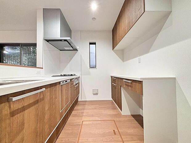 キッチンはリビングダイニングを見渡せる対面キッチン。引出し収納や棚上収納などにより、収納量がアップしております。