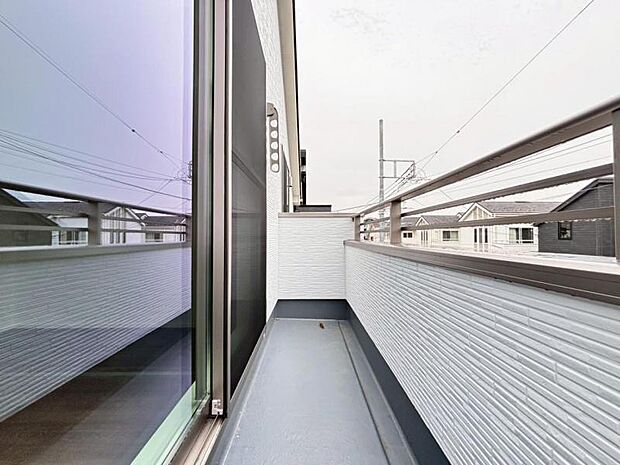 陽の光に照らされるバルコニーを、爽やかな涼風が吹き抜けていきます。