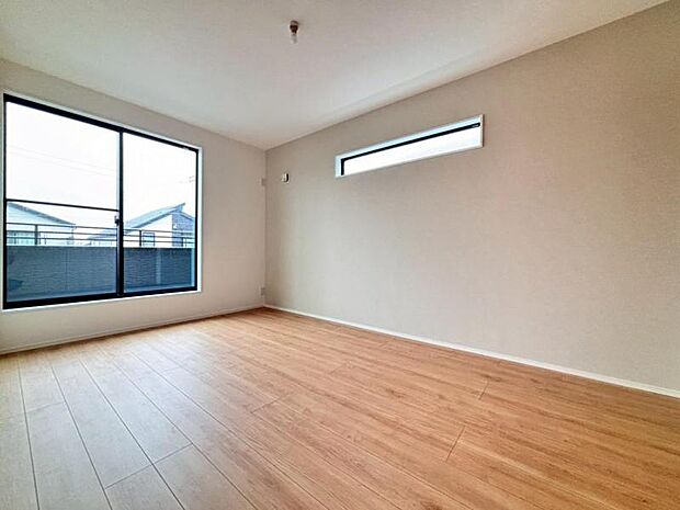 大きな窓からたっぷりと陽光が注がれる明るい空間。日々の疲れを癒してくれる主寝室。