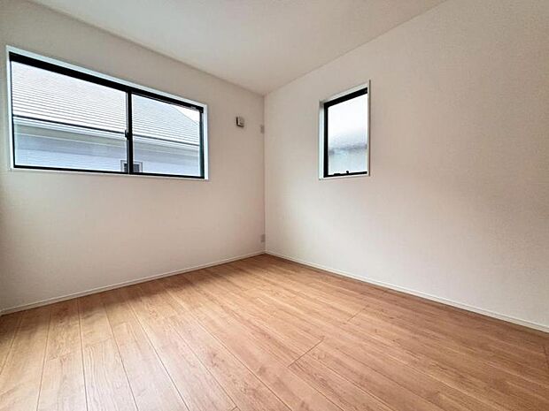 窓からたっぷりと陽光が注がれる、明るく快適なプライベート空間となっています。