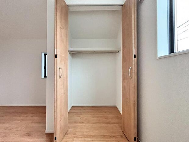 各居室にクローゼットがあり、洋服ダンスなどを置く必要がないのでお部屋を広く使えます。