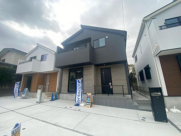 ご両親や友人・知人が訪ねてきても大丈夫。駐車スペース3台分（車種による）を確保してあります。