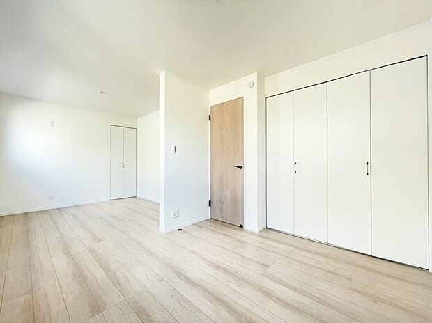 窓からたっぷりと陽光が注がれる明るい空間。家族の成長に対応できる永住仕様の間取りです。