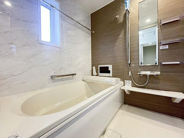 1日の疲れを癒してくれる広々とした浴室は癒しの空間。雨のお洗濯に威力を発揮する「浴室換気乾燥機」完備。