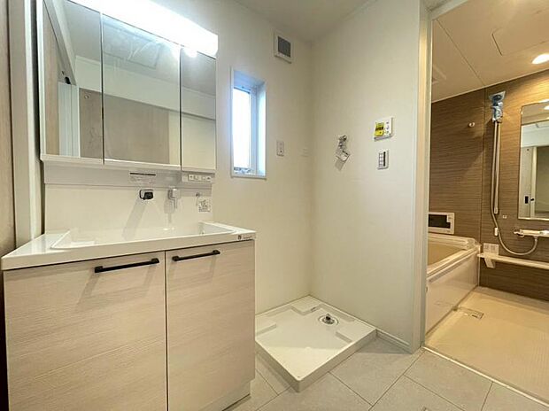 清潔感と機能性を備え、一日の始まりと終わりを心地よく演出してくれるパウダールームです。