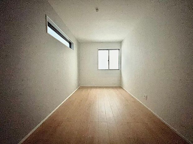 家族個々の安らぎの空間。誰もが好みで飾れるシンプルな室内に仕上げてあります。