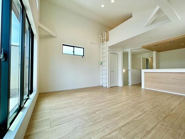 光と風があふれる開放的なリビングダイニングには自然と家族みんなが集まってきます。明るく穏やかな空気のなかで食べたり、笑ったり。そんな幸せを感じさせてくれる場所です。