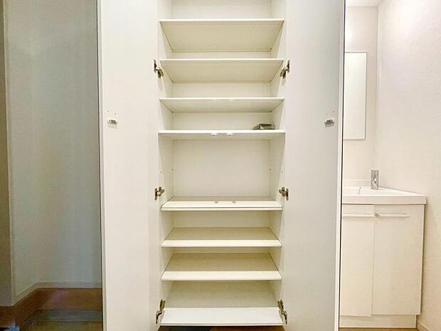 清潔感のある空間を保てるよう、収納スペースを広く設けており、たくさんある靴も収納できますし、玄関をスッキリ綺麗な空間に纏めます。